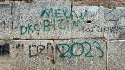 Binlerce yıllık surlara yazı yazdılar: 'Mekan bizim'