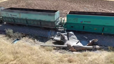Yük treni hemzemin geçitte kamyona çarptı