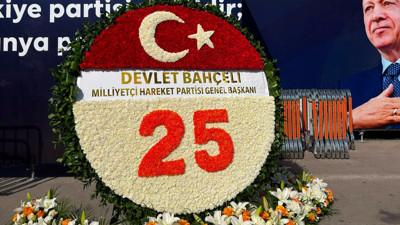 Bahçeli’den AKP’ye özel çelenk