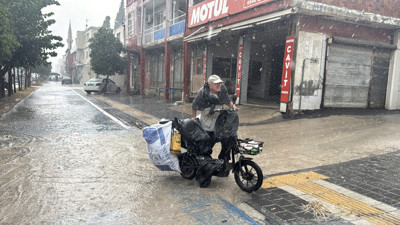 Adana'yı Ağustos'ta sağanak vurdu