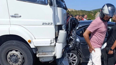 Kamyon otomobile çarptı; 1 ölü, 2 yaralı