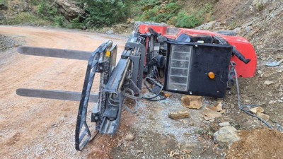 Parke çalışmasında forklift devrildi: Sürücü altında kaldı