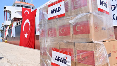 Türkiye’den Lübnan’a 40 palet ilaç yardımı