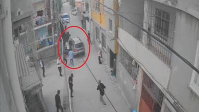 Arabayı kalabalığın üzerine sürdü: Yaralılar var