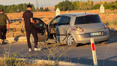 Kavşakta iki araç çarpıştı: 3 yaralı