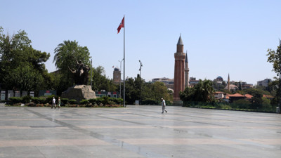 Turistlerin akın ettiği meydanlar bomboş kaldı: Hayalet şehre döndü