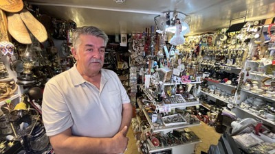49 yıllık tutkusu 15 metrekarelik dükkâna sığdı