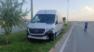 İşçi servisi reklam panosuna çarptı: 6 yaralı