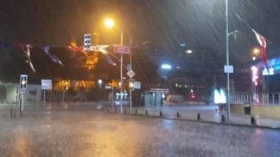 İstanbul'da gece saatlerinde gök gürültülü sağanak etkili oldu