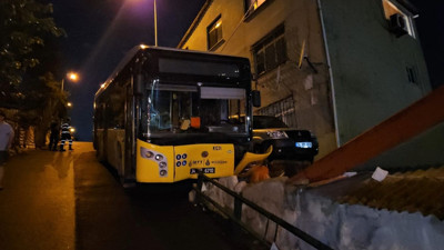 İETT otobüsü bariyerlere çarptı: Evlere metreler kala durdu