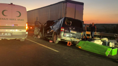Minibüs, TIR'a arkadan çarptı: 2 ölü, 2 ağır yaralı