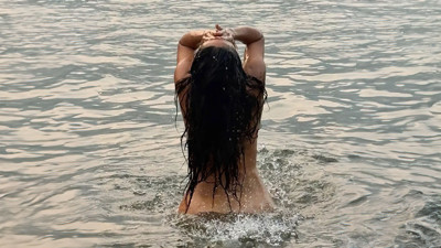 60 yaşında ama genç kızlara taş çıkarıyor! Ünlü oyuncu estetik yaptırmıyor, saçlarını bile boyamıyor