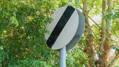 Trafikte milyonlarca kişi bu levhayı yanlış biliyor. Anlamını öğrenince şaşıracaksınız
