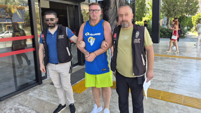 İngiliz turistten rezalet. Türk bayrağına tükürdü, tutuklandı