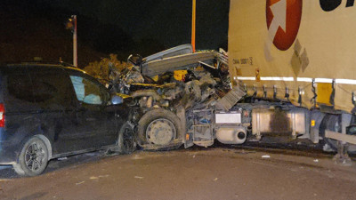 TIR ile otomobil çarpıştı: Ölü ve yaralılar var