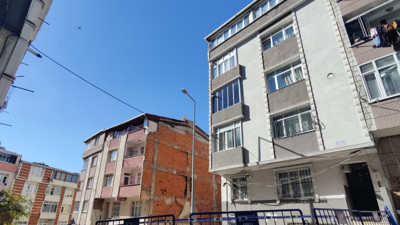 Yan tarafta hafriyat yapılırken 4 katlı bina kaydı: Apar topar tahliye edildi