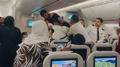 Uçakta dehşet anları! İki yolcu yumruk yumruğa kavga etti