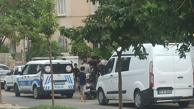 Annesiyle tartışırken havaya ateş edip balkondaki kadını vurdu