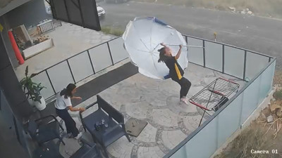 Genç kızın şemsiye ile imtihanı kameraya yansıdı