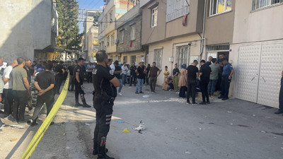 Eşini öldürüp sokakta rastgele ateş açtı
