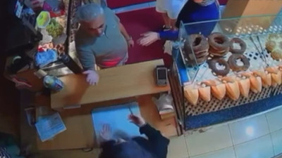 Kadın işletmeciyi çocuklarının yanında darbetti