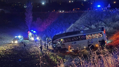 Yolcu otobüsü şarampole uçtu: 24 yaralı