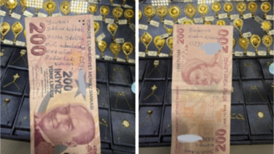 Aldatılan kadın intikamını paranın üzerine yazdığı notla aldı. Mesaj elden ele dolaşıyor