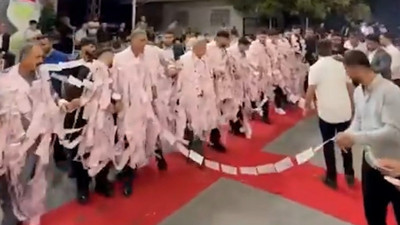 Takı merasiminde ağızları açık bırakan an! Gelin ve damada takılan paralar uzadıkça uzadı