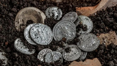 Traktörün pulluğuna takıldı parçalanan küpten tarlayı saçıldı