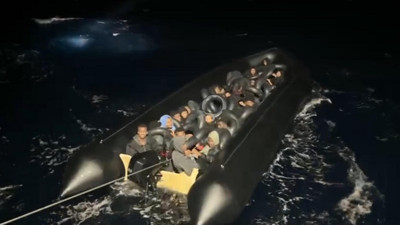Gece yarısı İHA fark etti. Lastik bottan 34 kişi çıktı