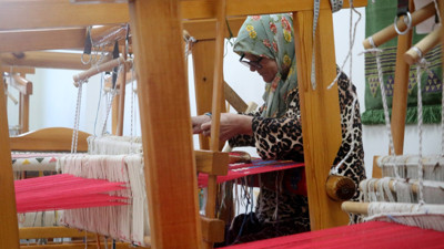 Gençlere taş çıkarıyor. 74 yaşında tezgâhın başına geçti
