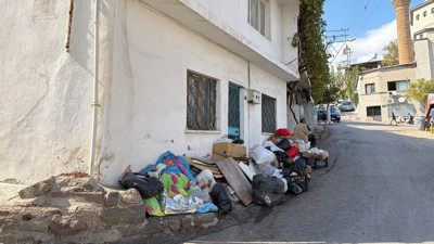 İzmir'de çöplerle dolu ev mahalleliyi canından bezdirdi