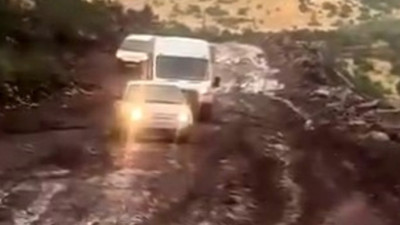 Sağanak çilesi... Araçlar çamura saplandı