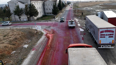 Yol kırmızıya boyandı! Görenler şaşkına döndü