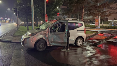 Motosikletli iki genç kazada öldü