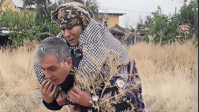 Bakan Çiftçi'den yaşlı kadını sırtında taşıyan polise tebrik
