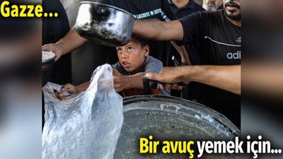 Gazze'de bir avuç yemek için uzanan poşet... İnsanlık utansın