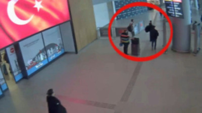 Korse ve bacaklarına gizlediler. İstanbul Havalimanı'nda yakalandılar