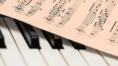 Dinleyenin acısı azalıyor. Rahatlatan klasik müzik değilmiş