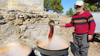 Saatlerce ateşin başında bekliyorlar. Daha üretilmeden kapış kapış satılıyor