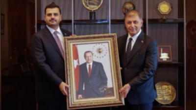 Cemil Tugay kendisine hakaret eden AKP'linin elinden hediye aldı