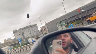 Kuzey Marmara Otoyolu'nda tehlikeli anlar! TIR'dan koptu, tabelaya çarpıp durdu