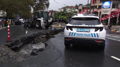 Eyüpsultan'da yol çöktü. Trafik kilitlendi