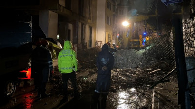 Ortaköy'de istinat duvarı çöktü. Portakal Yokuşu kapandı