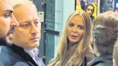 Eski başkanın yeni aşkı tribünde ortaya çıktı. İlk kez el ele görüntülendiler
