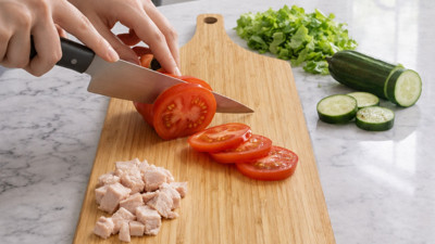 Çoğu kişi bu hatayı yapıyor! Kesme tahtalarını sakın böyle temizlemeyin