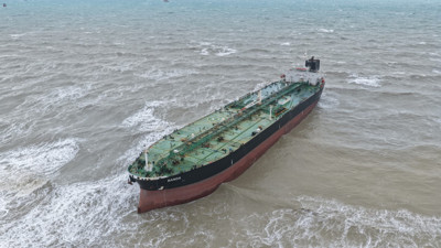 Sarıyer'de sürüklenip Karadeniz'de karaya oturan petrol tankeri havadan görüntülendi