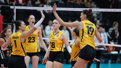Ebrar ve Antropova'nın 46 sayısı yetmedi. VakıfBank Eczacıbaşı'nı 2-0'dan dönüp yıktı