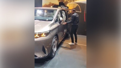 Küçük çocuk fuardaki lüks aracı çalıştırıp duvara çarptı