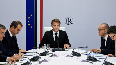 Macron’dan sert tepki: Cumhuriyeti devirmeye çalıştılar